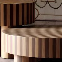 Ensemble de tables basses rondes personnalisables en placage de chêne et noyer, tables gigognes en bois rayé pour designers d'intérieur et projets de luxe