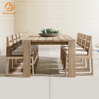 Ensemble de salle à manger d'extérieur en bois, table rectangulaire avec bancs à dossier géométrique et coussins pour patio et jardin