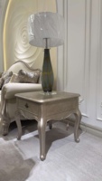 Ensemble de canapés Chesterfield capitonnés en similicuir de style provincial français, avec structure en bois massif, design traditionnel pour salons