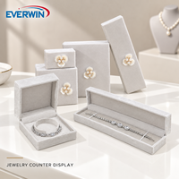 Boîte d'emballage de bijoux élégante et personnalisée en flanelle carrée avec fermeture à boucle pour collier, bracelet, boucles d'oreilles, pour la présentation de cadeaux