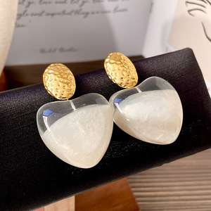 Pendientes de Resina en Forma de Corazón con Aleación de Zinc, Chapados en Oro, Joyería de Moda para Mujer 2026 - Product Image 1