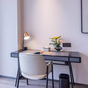 Juego de Muebles de Dormitorio Económico para Hotel, Apartamento o Alquiler en Airbnb, Base de Cama de Madera con Mesitas de Noche y Mesa Auxiliar - Product Image 5