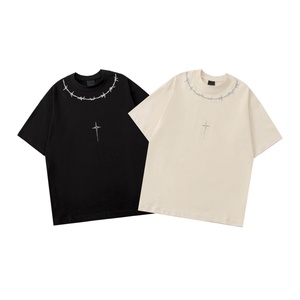 เสื้อยืดผู้ชายแขนสั้นคุณภาพสูง ผ้าฝ้าย 100% ลายพิมพ์กากบาทดาว สไตล์เรโทรสตรีทแบรนด์ใหม่ สำหรับฤดูใบไม้ผลิและฤดูร้อน ระบายอากาศได้ดี ไม่เป็นขุย - Product Image 1