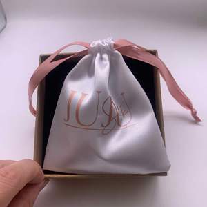 Bolsas de Satén Marrón Personalizadas con Cordón, Pequeñas y Reutilizables, con Logotipo Personalizado y Tamaños Ajustables para Empaque de Productos Capilares y Promociones - Product Image 1
