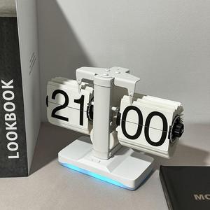 Horloge de <span class=keywords><strong>table</strong></span> rétro à affichage rotatif avec diffuseur en <span class=keywords><strong>bois</strong></span> de santal, calendrier automatique, veilleuse et fonction de retournement de page - Product Image 2