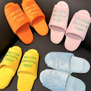 Te ves fantástico hoy, zapatillas de piso con punta abierta silenciosas bordadas, Zapatillas de casa de terciopelo para parejas japonesas coreanas - Product Image 2