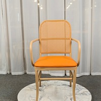 Fauteuil à dossier haut en rotin PP avec accoudoirs en bois courbé et assise rembourrée pour l'hôtellerie, le bureau à domicile et les espaces publics (OEM/ODM)