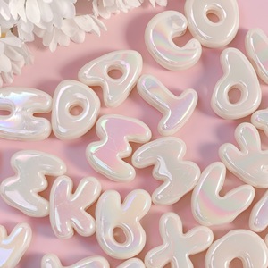 Cuentas de letras acrílicas iridiscentes tipo gelatina, con baño UV, espaciadores de alfabeto, accesorios DIY para dijes de teléfono y llaveros, venta al por mayor a granel - Product Image 2