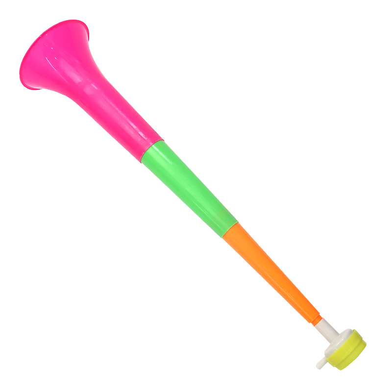 Футбольное поле, фанат футбольной команды, угол, спортивный клуб, приветствие, три больших трубы, детские игрушки