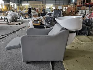 Chaise de lavage semi-inclinable en cuir PU blanc avec repose-jambes réglable pour salon de coiffure et usage extérieur - Product Image 5