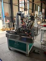 Machine à ourler et à perforer les bâches, tout-en-un