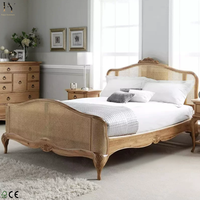 Lit en chêne massif sculpté avec cadre en rotin naturel, disponible en tailles grandes et très grandes, personnalisable et en gros