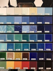 <span class=keywords><strong>Mosaico</strong></span> <span class=keywords><strong>de</strong></span> <span class=keywords><strong>azulejos</strong></span> <span class=keywords><strong>rotos</strong></span> <span class=keywords><strong>de</strong></span> cristal azul <span class=keywords><strong>de</strong></span> la fábrica <span class=keywords><strong>de</strong></span> Foshan, 306x306mm - Product Image 3