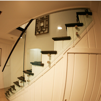 Rampe d'escalier en bambou avec design de support en verre trempé