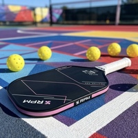 Moderner RPM Ella Oh V2 Pink Carbonfaser Pickleball-Schläger mit 16mm Tri-Density PP-Kern für Vibrationskontrolle auf dem Spielfeld