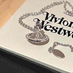 <span class=keywords><strong>Collana</strong></span> di Lusso con Ciondolo <span class=keywords><strong>Saturno</strong></span> Tridimensionale in Acciaio al Titanio Inalterabile e Cristallo Trasparente, Collane con Ciondolo di Tendenza - Product Image 5