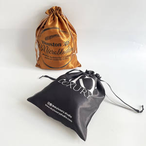 Sacs à cordon en satin noir personnalisés avec impression blanche - Emballage de luxe pour les marques de beauté et de vêtements - Product Image 1