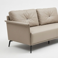 Sofa Kantor Kulit Beige Elegan Kaki Logam Hitam Sofa Minimalis Modern untuk Ruang Santai Eksekutif