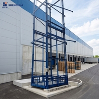 Monte-charge hydraulique à haut rendement énergétique avec télécommande électrique et rails de guidage pour des opérations durables