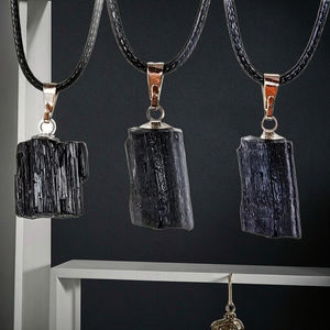 Collana con Pendente in Cristallo di Tormalina Nera Naturale Lucidato, Pietra Elettrica di Forma Irregolare, Esemplare Grezzo - Product Image 3