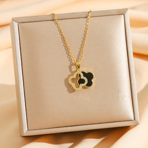 <span class=keywords><strong>Collar</strong></span> de Cadena de Acero de Titanio con Colgante de Flores Blancas y Negras de Doble Capa al por Mayor para Mujer - Product Image 3