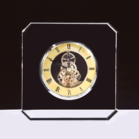 Horloge de table en cristal cube avec gravure de logo personnalisée en gros