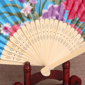 Abanico de Mano de Bambú Pintado Personalizado al por Mayor, Abanico Plegable de Seda de Colores con Diseño Floral, Abanico Clásico para Regalo con Impresión - Product Image 4