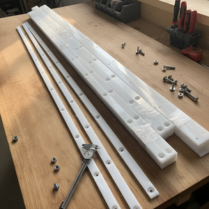 Износостойкие направляющие из пластика UHMWPE для конвейеров, изготовленные на заказ на станках с ЧПУ - Product Image 1