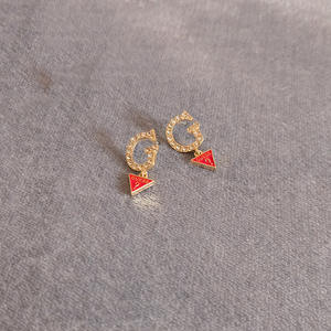 Pendientes <span class=keywords><strong>de</strong></span> Diseño con Letra <span class=keywords><strong>GUESS</strong></span> Estilo Europeo Americano, Incrustaciones <span class=keywords><strong>de</strong></span> Piedras Preciosas y Triángulo Invertido Esmaltado, Venta al Por Mayor - Product Image 3