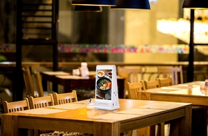 Shenzhen <span class=keywords><strong>friday</strong></span> bar café 20000mah station de charge 8 pouces table numérique de table affichage publicitaire restaurant menu banque de puissance - Product Image 4