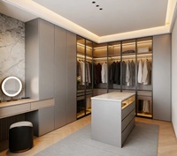 Armoire en bois sur mesure, assemblée, style moderne et contemporain, avec coiffeuse et portes vitrées pour le rangement des vêtements dans la chambre