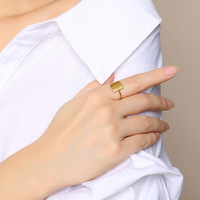 Chevalière Bague Or 18K pour Femme en Acier Inoxydable Minimaliste Déclaration Bague Gravée Bijoux Personnalisés Cadeau