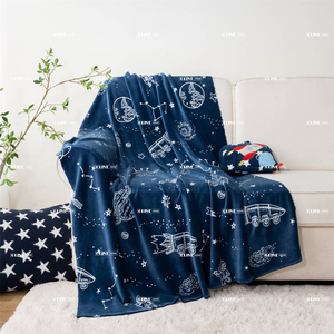 Couverture en flanelle phosphorescente Astronaute, imprimé fusée et étoiles lumineuses, bord plat, idéale pour chambre d'enfant, cadeau pour garçons - Product Image 1