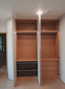 Armoire encastrée de luxe blanc crème avec niches ouvertes éclairées par LED et design sans poignée, mobilier <span class=keywords><strong>sur</strong></span> <span class=keywords><strong>mesure</strong></span> pour la maison - Product Image 2