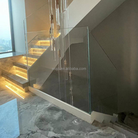 Escalier d'échelle en bois massif de conception moderne avec rail en verre Escaliers d'intérieur en bois durables pour Villa Escaliers à double poutre