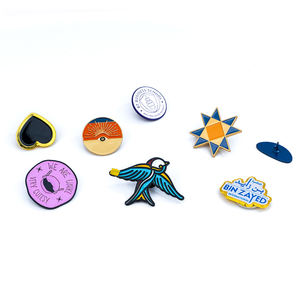 Spilla con Lettere per Feste di Matrimonio, Placcata con Cristalli e Perle Finte, Autunno 25 2022, Jubilee Pilgrim per Stampa Tipografica - Product Image 1