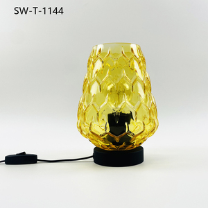 Lampe de bureau moderne et abordable, lampe de table de luxe dorée, éclairage de bureau nordique en fer, lampe de table moderne en verre teinté pour hôtel - Product Image 4