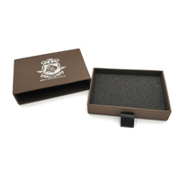 Boîte en carton noir mat avec logo en feuille d'or personnalisée et insert en mousse