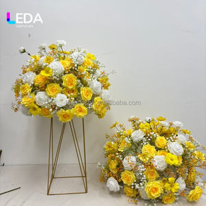 Bouquet de fleurs artificielles en soie jaunes personnalisées LEDA pour centre de table de mariage et décoration de mariage - Product Image 6