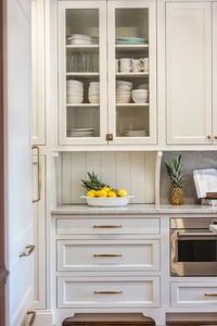 Armoires <span class=keywords><strong>de</strong></span> <span class=keywords><strong>cuisine</strong></span> en bois personnalisées Cavio, prix d'usine, portes vitrées, style Shaker, avec option éclairage <span class=keywords><strong>LED</strong></span> et îlot - Product Image 5