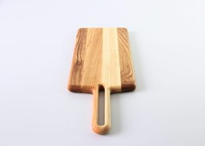 Planche de service en bois de frêne avec longue poignée en forme de pagaie, fente ovale, grain bicolore, gravure personnalisée OEM, Vietnam - Product Image 2