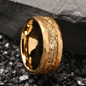 メンズ8mm 14Kイエローゴールドタングステンリング 高級金箔象嵌メンズリング ハンマードタングステンファッショナブルリング ギフトやパーティーに - Product Image 5