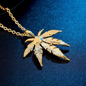 Collar con colgante de hoja de arce en tono dorado, unisex, para uso diario, diseño geométrico de planta - Product Image 4