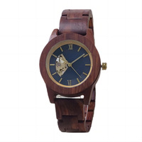 Montre en bois avec cadran sculpté unique en acier incrusté véritables marqueurs d'heure à clou mouvement à quartz Miyota montre en bois de charme unique