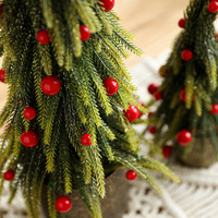 BSCI Hoge Kwaliteit Kunstmatige Gebogen Kerstboom Simulatie Mini Groene Bureaudecoratie Sneeuw Rode Fruit Pot Nieuwjaar