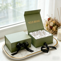 Boîte cadeau en carton rigide personnalisée par le fabricant avec fermeture magnétique et insert en satin pour cadeaux de luxe