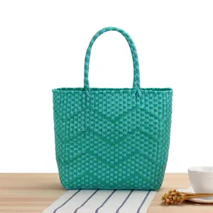 Borsa per la spesa tessuta a mano in plastica riciclata con cesto da spiaggia estivo con borsa in paglia con manico