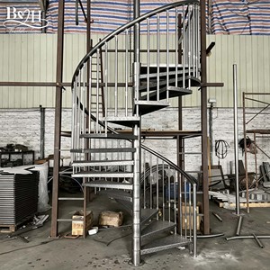 <span class=keywords><strong>Escalier</strong></span> en spirale extérieur personnalisé en acier au carbone, structure métallique antirouille, marches en bois, escaliers en spirale pour villa, cour, usage commercial - Product Image 4