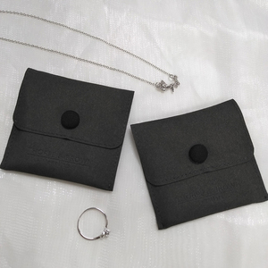 Sacs enveloppes carrés modernes de luxe en microfibre à bouton-pression découpé au laser 8x8 pour le rangement et la présentation de bijoux - Product Image 4