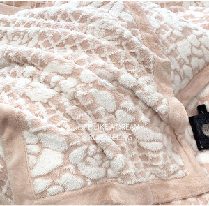 Super doux chaud lait velours épaissi quatre pièces ensemble luxe Jacquard housse de <span class=keywords><strong>couette</strong></span> literie avec sculpture maison hôtel mariage - Product Image 4